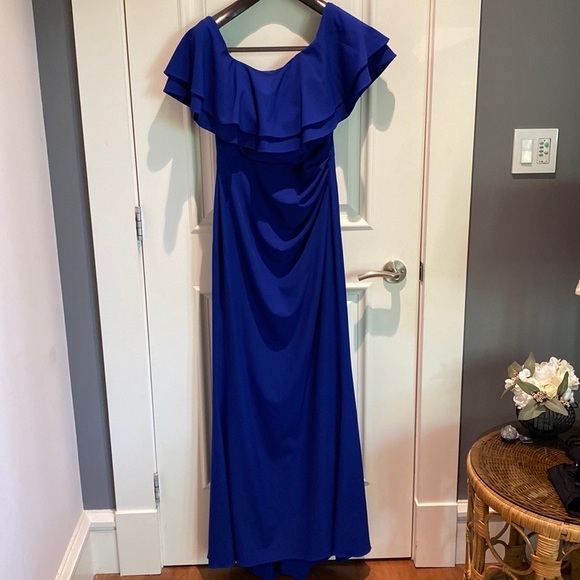 Vince Camuto off the shoulder Gown w/mini train - Picture 3 of 6